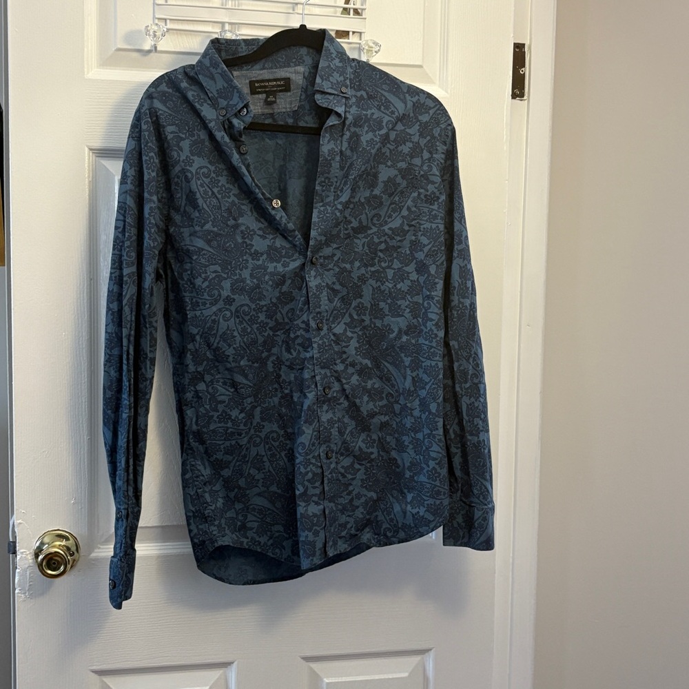 Banana Republic Men’s Teal patterned Button-Up Shirt size M